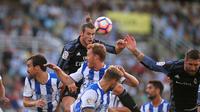 Pemain Real Madrid, Gareth Bale (dua dari kiri) berusaha menyundul bola di tengah tekanan para pemain Real Sociedad, pada laga La Liga 2016-2017, di Stadion Anoeta, San Sebastian (21/8/2016).  (Reuters/Vincent West)