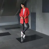 Blazer merah dan skinny jeans.