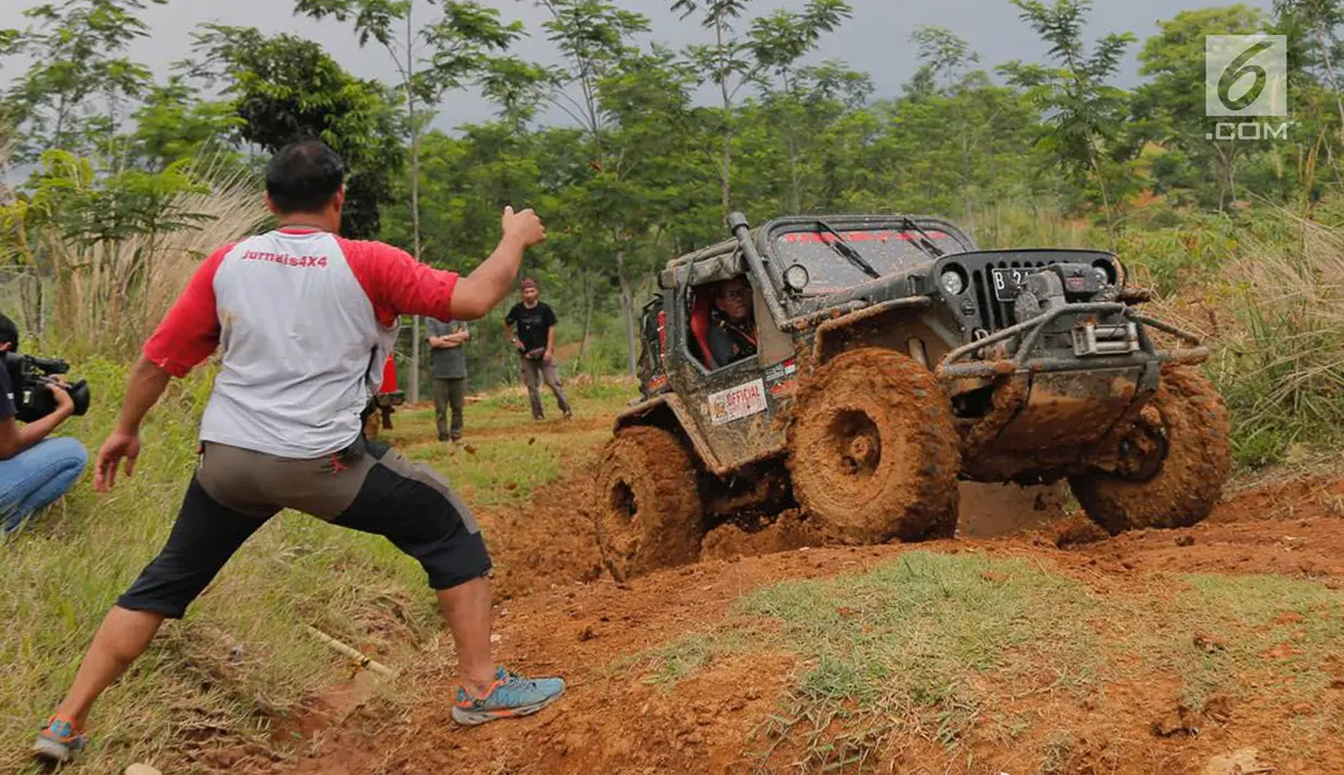 Jeep peserta jurnalis 4x4 melintasi lumpur selama Fastron Weekend Drive- Dasa Warsa Jurnalis 4X4, Bogor, Jawa Barat (26/11). Peserta juga diajak mengikuti pelatihan Fotografi, Videografi dan Editing serta Penulisan Press Release. (Liputan6.com/HO/Tatan)