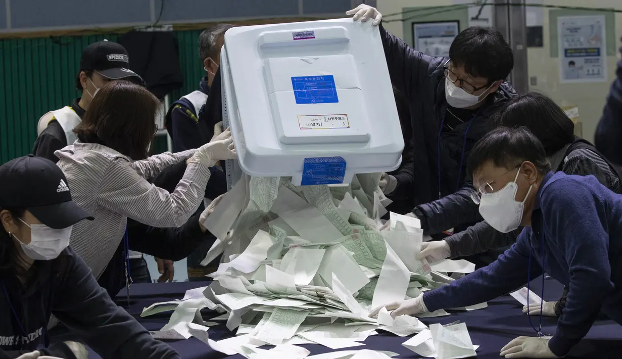Pemilu Korsel di Tengah Pandemi: Petugas menghitung surat suara di sebuah tempat pemungutan suara (TPS) di Seoul, Korea Selatan, Rabu (15/4/2020). Korea Selatan tetap menggelar Pemilu Parlemen di tengah pandemi virus corona COVID-19. (Xinhua/Lee Sang-ho)