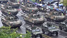 Kendaraan militer ikut serta dalam parade militer untuk merayakan Hari Angkatan Bersenjata ke-75 Korea Selatan di Seoul pada tanggal 26 September 2023. (Anthony WALLACE/AFP)