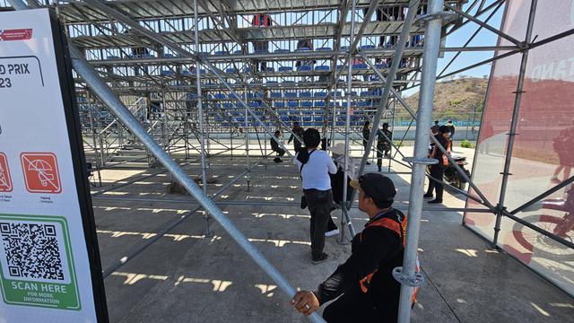 Penonton Berteduh saat cuaca panas di Sirkuit Mandalika