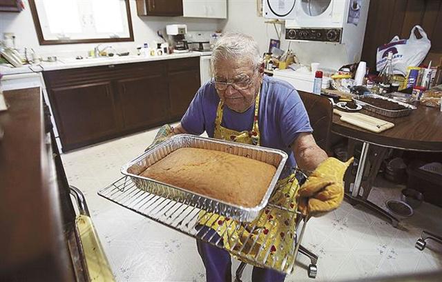Agar rasa sedihnya hilang, kakek Kallner menyibukkan diri dengan membuat kue dan membagikannya ke orang-orang | Photo: Copyright today.com