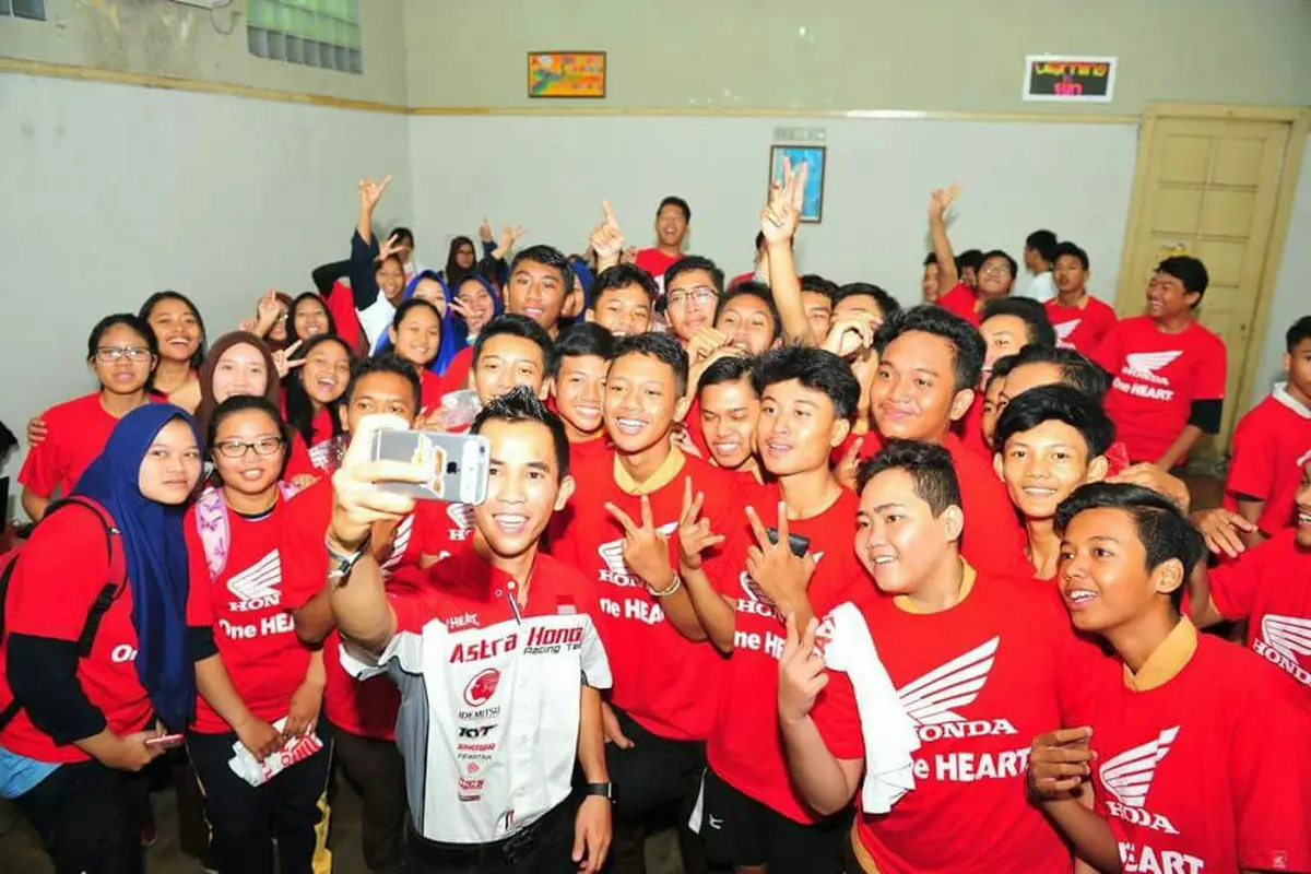 Gerry Salim bersama para siswa SMA GIKI 2 Surabaya di acara Honda Dream Cup Tour