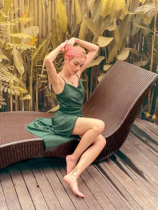 Masih tak kehilangan pesonanya, Dara kerap membuat netter kagum dengan caranya merawat diri. (Sumber: Instagram/darathevirgin)