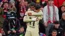 Berhadapan dengan Athletic Bilbao, Blaugrana menang dengan skor tipis 1-0. Tampak dalam foto, pemain Barcelona, Lamine Yamal (hadap lensa), dipeluk Rapinha setelah mencetak gol pada pertandingan pekan ke-27 La Liga 2025/2026 melawan Athletic Bilbao di Stadion San Mames, Sabtu 7 Maret 2026 waktu setempat atau Minggu (8/3/2026) dini hari WIB. (AP Photo/Miguel Oses)
