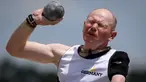 Ekspresi prajurit dari Jerman saat melakukan tolak peluru dalam Olimpiade Invictus di Orlando, Florida, AS (10/5). Sejumlah prajurit yang kehilangan anggota tubuhnya bersaing dalam Olimpiade Invictus di Florida. (REUTERS / Carlo Allegri)