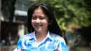 Seorang siswi mengenakan seragam yang penuh coretan usai mengikuti Ujian Nasional (UN) di Jakarta, Kamis (16/4/2015). Aksi coret seragam tersebut merupakan tradisi para pelajar sebagai bentuk kegembiraan usai mengikuti UN. (Liputan6.com/Faizal Fanani)