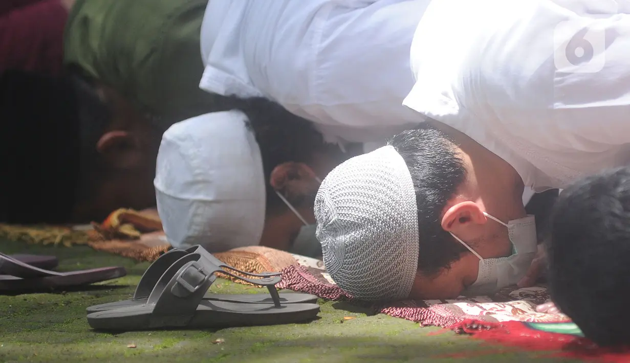 Umat muslim dengan mengenakan masker melaksanakan salat Jumat di Masjid Raya Cinere, Depok, Jawa Barat, Jumat (20/3/2020). Masjid Raya Cinere tetap menggelar salat Jumat di tengah penyebaran virus corona Covid-19, meski begitu jemaah diimbau tetap menjaga kesehatan. (merdeka.com/Arie Basuki)