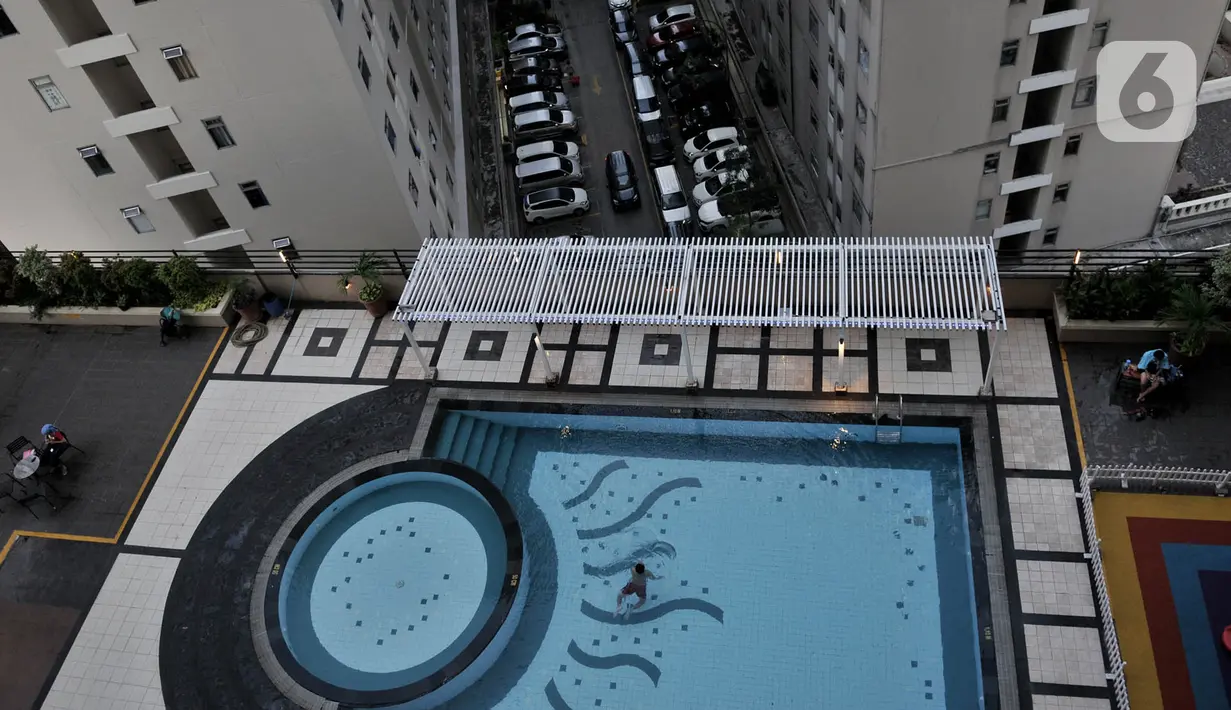 Aktivitas penghuni apartemen di Jakarta, Kamis (30/1/2020). Data penurunan tersebut berdasarkan dari laporan riset Colliers International soal Pasar Properti Jakarta. (merdeka.com/Iqbal S Nugroho)