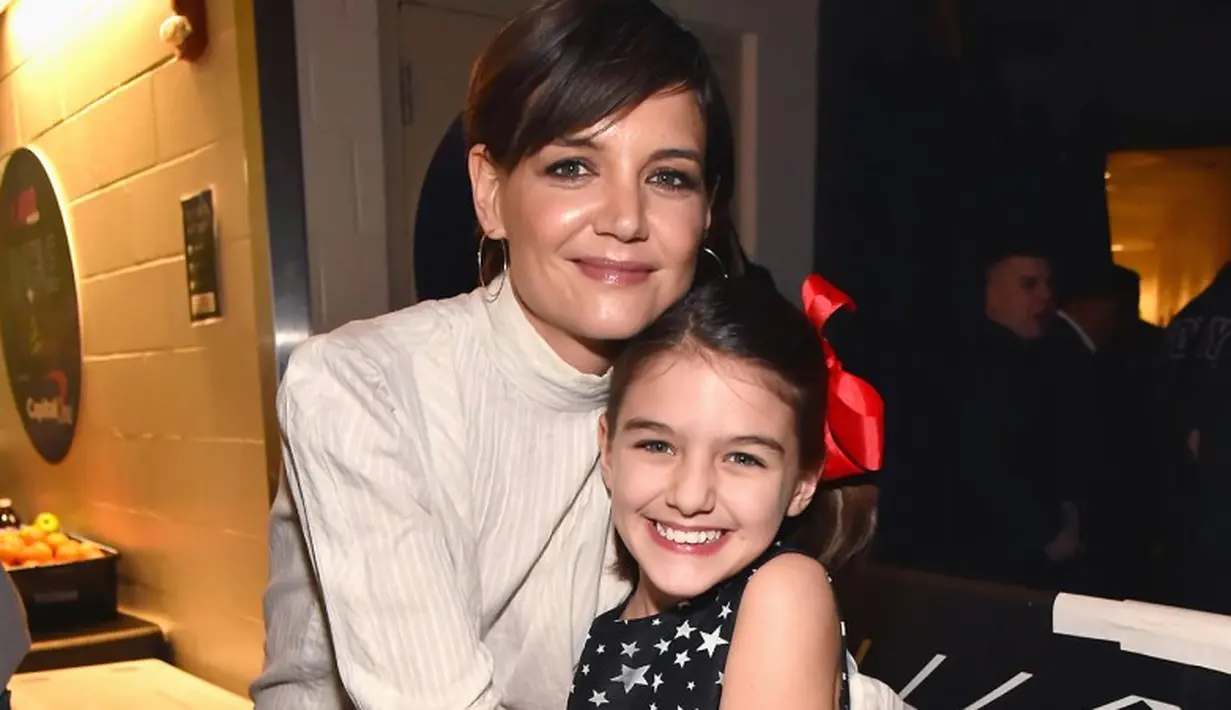 Suri menjual lemon tersebut dengan harga dua Dolar Amerika alias Rp28 ribu segelasnya. (Kevin Mazur/Getty Images/USMagazine)