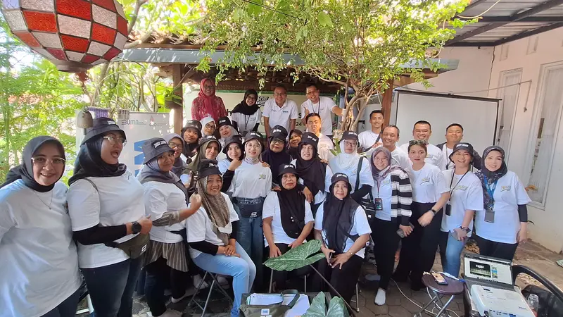 Nasabah Mekaar studi banding belajar bisnis olahan jamu di Semarang
