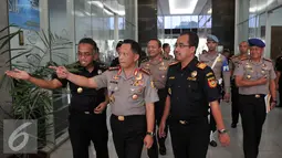 Kapolri Jenderal Polisi Tito Karnavian (tengah) didampingi Dirjen Bea dan Cukai Heru Pambudi (kanan) tiba sebelum menggelar rapat koordinasi di Jakarta, Selasa (2/8). Liputan6.com/Johan Tallo)