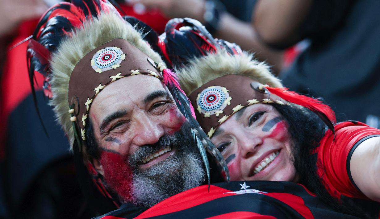 Suporter Flamengo saat mendukung timnya melawan Esperance de Tunis pada pertandingan Piala Dunia Antarklub 2025 di Lincoln Financial Field, Philadelphia, Selasa (17/6/2025). (AFP/Franck Fife)