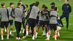 Para pemain FC Barcelona menghadiri sesi latihan menjelang matchday terakhir Grup C Liga Champions 2022/2023 melawan Viktoria Plzen di Plzen, Republik Ceko, Senin (31/10/2022). Namun, jelang Viktoria Plzen vs Barcelona, Luis Enrique harus putar otak karena sejumlah pemainnya diprediksi absen. (Photo by Michal Cizek / AFP)