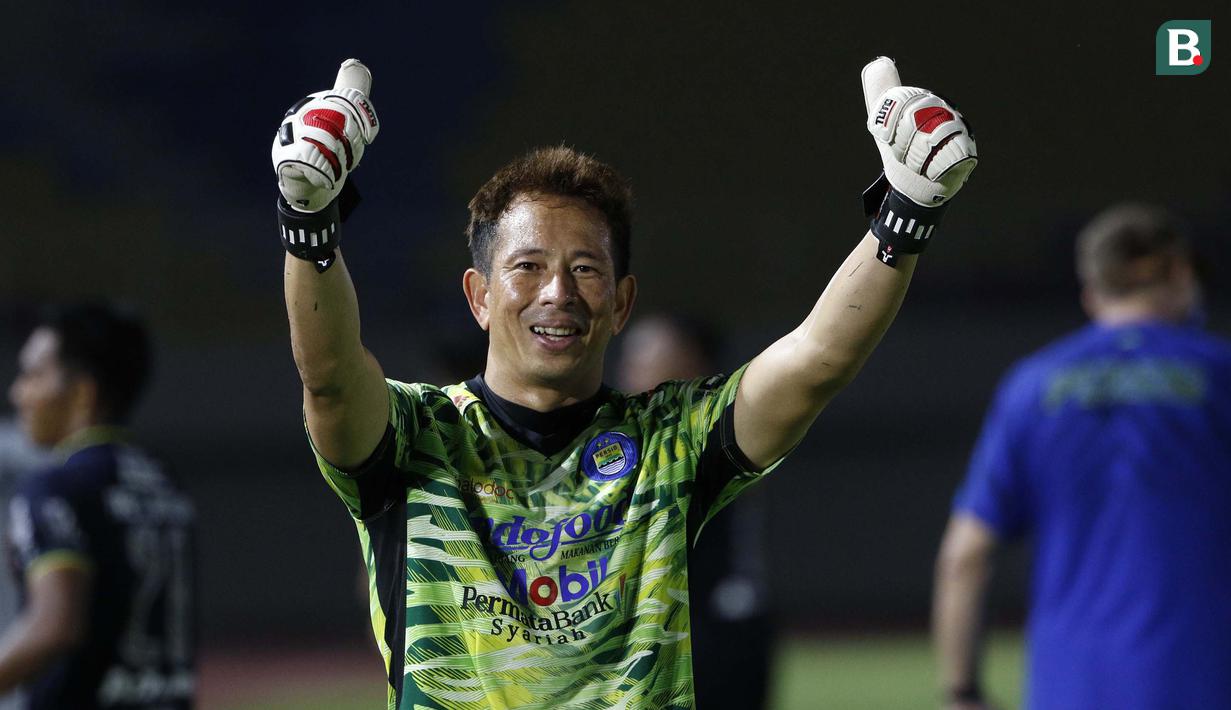 Selebrasi kiper Persib Bandung, I Made Wiryawan usai berhasil menahan imbang 1-1 PS Sleman dalam laga leg kedua semifinal Piala Menpora 2021 di Stadion Manahan, Solo, Senin (19/4/2021). (Bola.com/Ikhwan Yanuar)