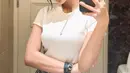 Atau atasan kaus putih lengan pendek juga bisa dipadu padankan dengan rok mini bermotif kotak-kotak seperti terlihat pada Fuji di foto ini. Foto: Instagram.