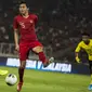 Bek Timnas Indonesia, Ricky Fajrin, berusaha menghalau bola saat melawan Malaysia pada laga Kualifikasi Piala Dunia 2022 di SUGBK, Jakarta, Kamis (5/9). Indonesia kalah 2-3 dari Malaysia. (Bola.com/Vitalis Yogi Trisna)