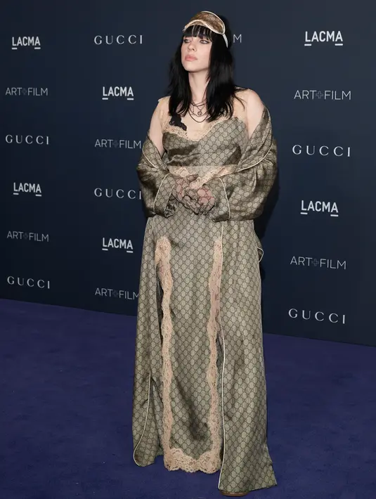 <p>Billie Eilish tiba pada acara LACMA Art+Film Gala di Los Angeles County Museum of Art, Los Angeles Amerika Serikat, 5 November 2022. Billie Eilish mengenakan pakaian yang terinspirasi piama bermerek mewah kelas atas Italia. (AP Photo/Allison Dinner)</p>