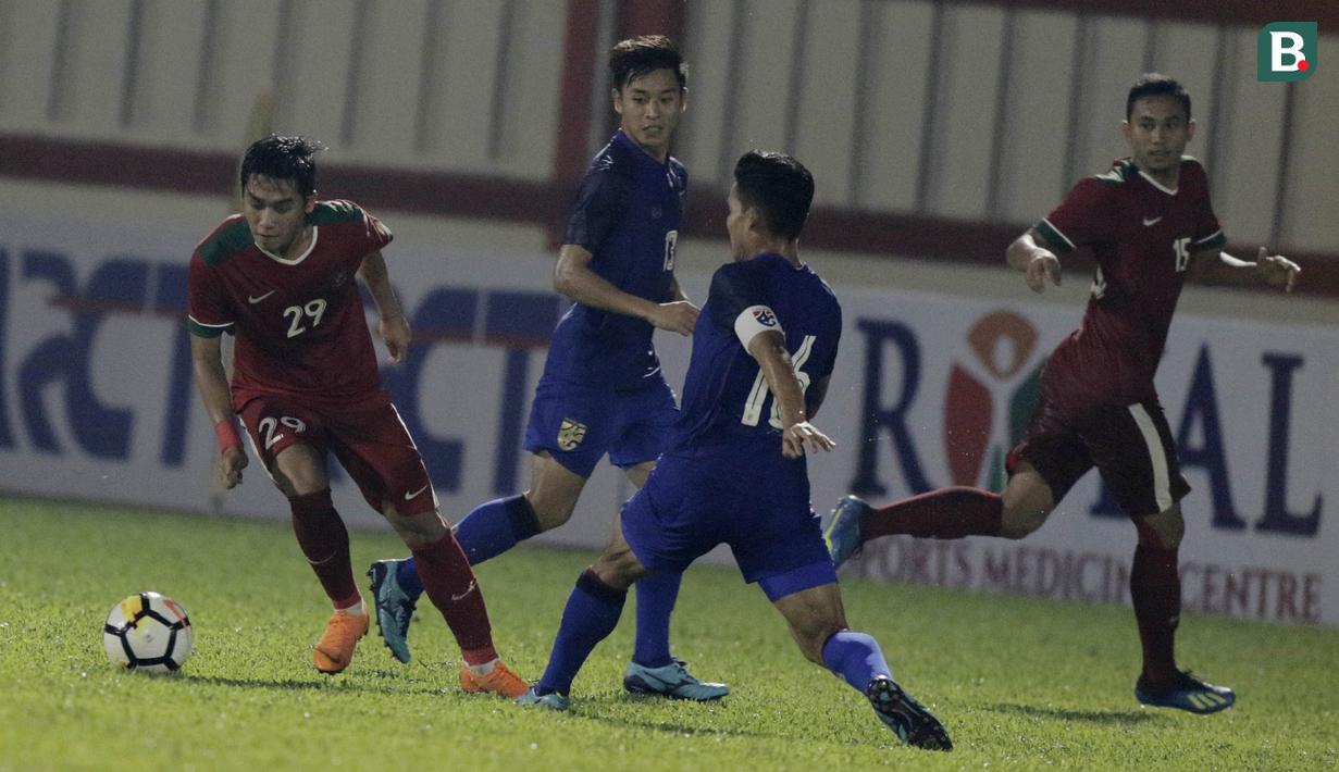 Gelandang Timnas Indonesia, Septian David Maulana, berusaha melewati pemain Thailand di Stadion PTIK, Jakarta, Kamis, (31/5/2018). (Bola.com/M Iqbal Ichsan)