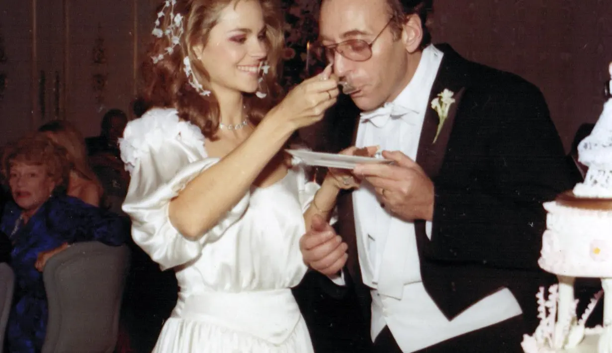 Ayah dan ibu Nicola Peltz saat memakai gaun pengantin dan jas pernikahan (Foto: Instagram @nicolaannepeltzbeckham)