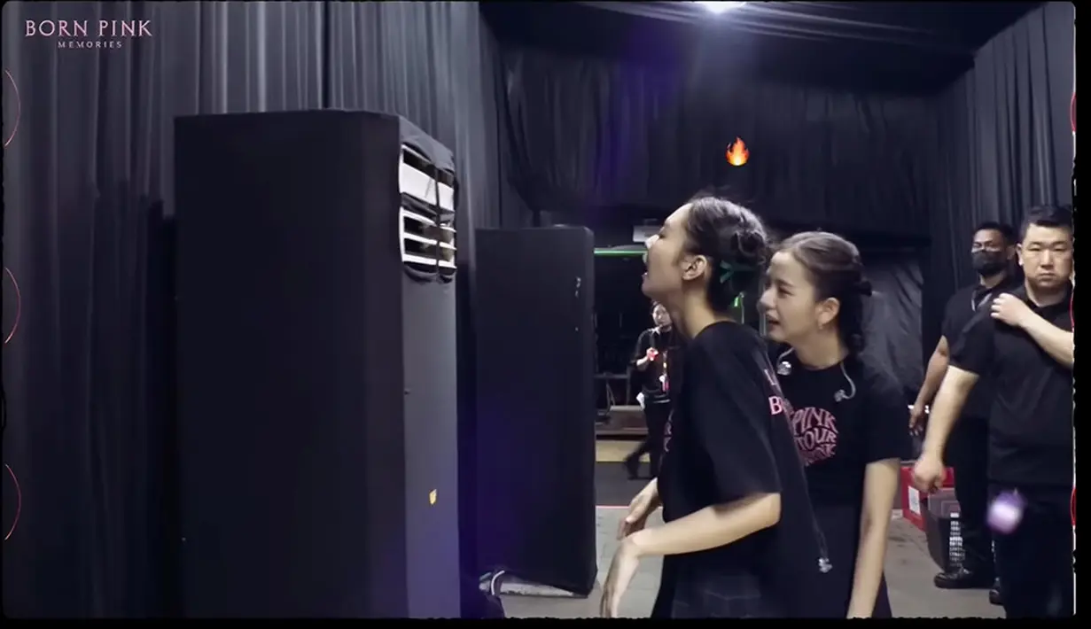 Usai konser, Jennie dan Jisoo mengeluh kepanasan. Mereka berdiri bersama di sebuah kipas angin besar. Menurut keduanya, cuaca di Jakarta cocok untuk diet. "Kalau kamu mau diet, datang aja ke Jakarta." ucap Jennie. (Foto:YouTube/ BLACKPINK)