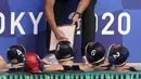 Pemain polo air Amerika Serikat mendengarkan pelatih kepala Adam Krikorian saat waktu istirahat dalam pertandingan babak penyisihan polo air putri Olimpiade Tokyo 2020 melawan Hungaria, Rabu (28/7/2021). (Foto: AP/Mark Humphrey)