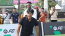 Mantan pemain Timnas Indonesia, Ahmad Bustomi bermain bersama Daniel Sturridge pada acara Second Chance yang berkolabolasi dengan EA FC Mobile di Plaza dan Stadion Patriot Candrabhaga, Kota Bekasi, Minggu (29/3/2026) pagi. (Bola.com/Abdul Aziz)