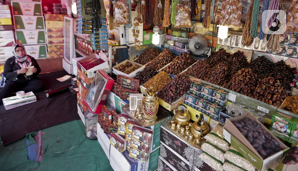 Kurma aneka jenis dijual di Pasar Tanah Abang, Jakarta, Rabu (22/4/2020). Pandemi COVID-19 membuat lesu penjualan kurma, keuntungan pedagang menurun hingga 80 persen lebih padahal pada tahun sebelumnya menjelang Ramadan biasanya ramai pembeli. (Liputan6.com/Johan Tallo)