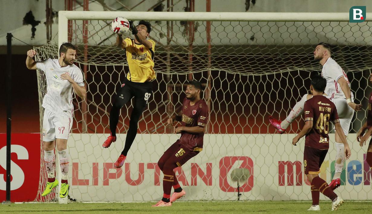 Kiper PSM Makassar, Hilman Syah tampil mengesankan, penampilan terbaiknya saat ia berhasil menggagalkan empat tendangan penalti pemain Persija. Hilman Syah memiliki jumlah save yang sangat banyak dan menjadi yang terbanyak di Piala Menpora 2021, yaitu 18 save. (Foto: Bola.com/Ikhwan Yanuar)