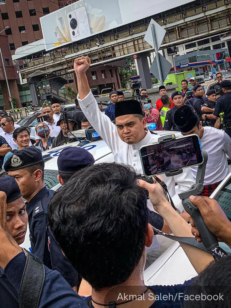 Aksi demonstrasi yang dilakukan oleh Pemuda UMNO di Kantor Kedutaan Besar AS di Kuala Lumpur Malaysia setelah seorang komedian asal Singapura Jocelyn Chia membuat candaan tentang pesawat MH370. (Dok: Twitter/@NewsBFM)