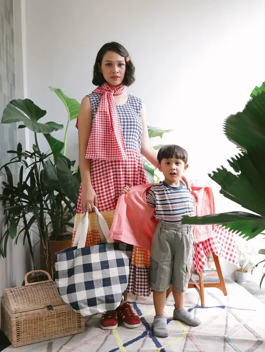 "Biasanya secara rutin aku hampir setiap tahun kalau lagi ada kunjungan pribadi ke daerah pemukiman pemulung, dan itu biasanya berbagai macam daerah, jadi totalnya ada tiga kali ngajak anakku ke daerah pemulung," kata Andien. (Instagram/andienaisyah)