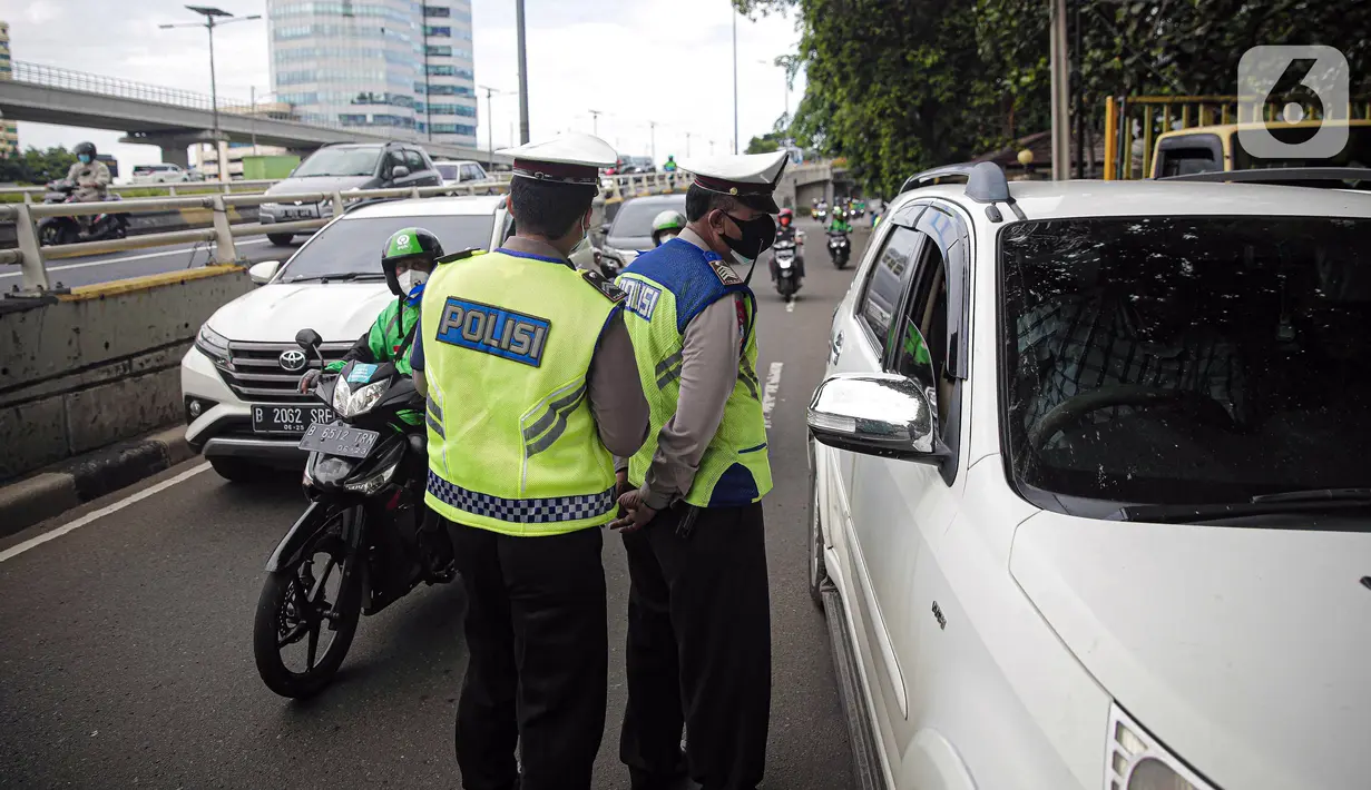 Polisi memeriksa surat-surat pengendara yang memasuki jalur khusus Transjakarta saat Operasi Zebra Jaya 2021 di kawasan Jalan Gatot Subroto, Jakarta, Selasa (16/11/2021). Polda Metro Jaya menggelar Operasi Zebra Jaya 2021 pada 15-24 November. (Liputan6.com/Faizal Fanani)