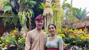 Dirinya juga kerap mengunggah momen dengan sang suami saat memakai busana tradisional khas Bali. Penampilan pasangan selebriti ini pun sering banjir pujian. (Liputan6.com/IG/@happysalma)