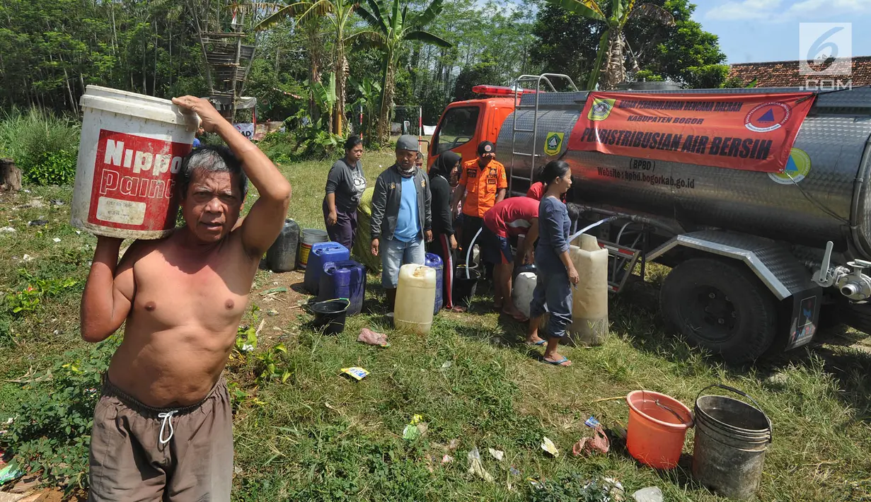 Warga membawa air bersih bantuan Badan Penanggulangan Bencana Daerah (BPPD) Kabupaten Bogor di Pabuaran, Ciampea, Bogor, Jawa Barat, Senin (6/8). Kemarau menyebabkan sejumlah wilayah kekeringan dan kesulitan air bersih. (Merdeka.com/Arie Basuki)