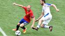 Andres Iniesta membuat satu assist dan melepaskan 90% umpan akurat saat Spanyol mengalahkan Republik Ceska 1-0, (13/6/2016). (AFP/Pascal Pavani)