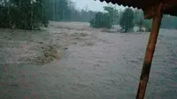 Luapan beberapa sungai di wilayah Garut bagian selatan, menyebabkan beberapa desa di tiga kecamatan wilayah Garut Selatan terkena sapuan banjir bandang. (Liputan6.com/Jayadi Supriadin)