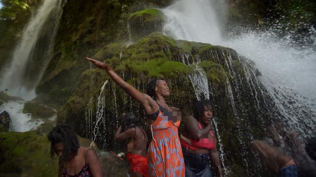 Bertelanjang Dada, Warga Haiti Penganut Voodoo Gelar Ritual di Air Terjun Suci