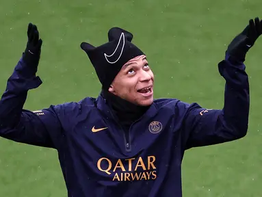 Pemain depan Paris Saint-Germain (PSG) #07 Kylian Mbappe memberi isyarat selama sesi latihan menjelang final Trophee des Champions 2024, di Poissy, sebelah barat Paris, Selasa (2/4/2024). (FRANCK FIFE / AFP)