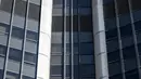 Alain Robert, pendaki bangunan pencakar langit asal Prancis memanjat Menara Montparnasse di Paris, Prancis, Rabu (12/10/2022). Alain Robert yang dikenal sebagai Spiderman Prancis itu kembali beraksi dengan memanjat Menara Montparnasse yang memiliki ketinggian 210 meter. (Bertrand GUAY/AFP)