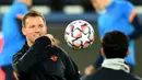 Pelatih RB Leipzig, Julian Nagelsmann, memainkan bola memimpin sesi latihan jelang laga Liga Champions di Stadion Parc des Princes, Paris, Selasa (24/11/2020). RB Leipzig akan berhadapn dengan Paris Saint-Germain. (AFP/Frank Fife)