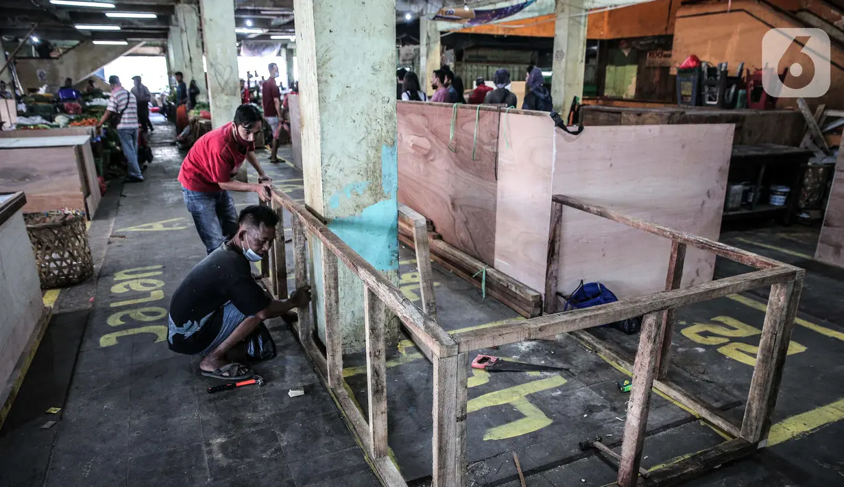 Sejumlah pedagang terdampak kebakaran mulai membangun lapak jualan di Blok B, Pasar Minggu, Jakarta Selatan, Rabu (21/4/2021). Lapak baru tersebut merupakan upaya relokasi agar puluhan pedagang bisa memulai jualan kembali. (Liputan6.com/Faizal Fanani)