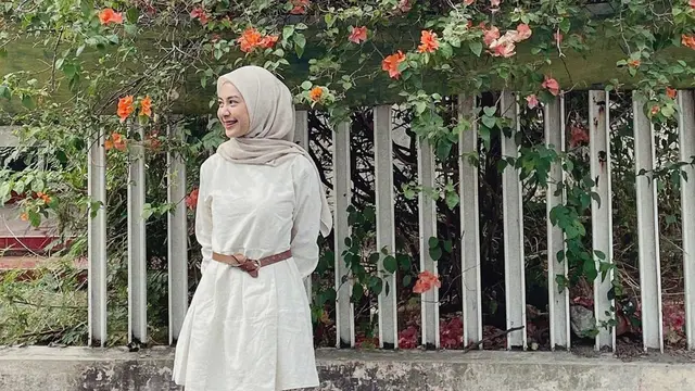 Gaya OOTD Dianty Annisa Pakai Baju Putih, Kian Memesona