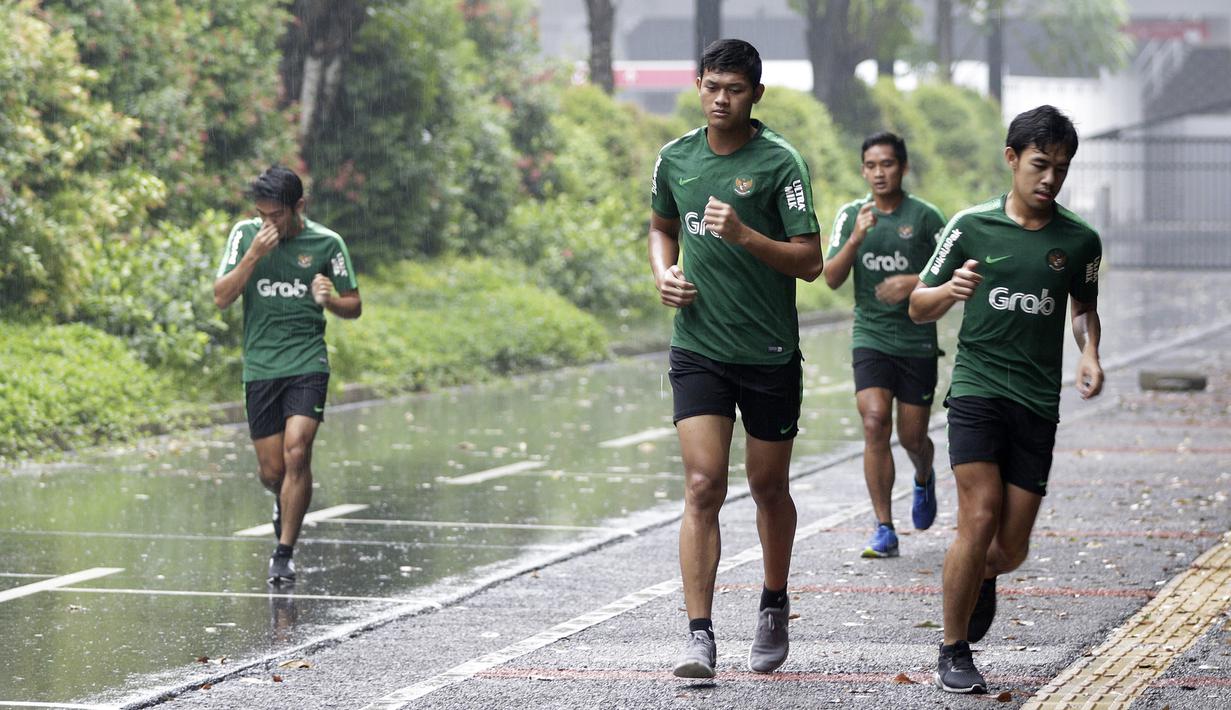 Pemain Timnas Indonesia U-23, Muhammad Riyandi dan Luthfi Kamal, berlari saat latihan fisik di Bukit Senayan, Jakarta, Rabu (6/3). Latihan ini merupakan persiapan jelang kualifikasi Piala AFC U-23. (Bola.com/Yoppy Renato)