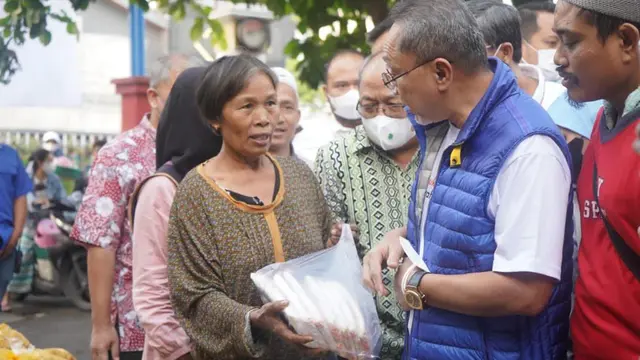 Menteri Perdagangan Zulkifli Hasan melakukan pemantauan harga dan ketersediaan barang kebutuhan pokok di Pasar Karang Ayu, Semarang, Jawa Tengah.