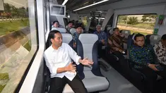 Presiden Joko Widodo berbincang saat berada di dalam kereta ARS menuju kota Medan, Kamis (3/3). Kereta ARS ini adalah kereta pertama yang mempelopori secara efektif dari pusat kota menuju bandar udaranya secara efektif. (Setpres/Agus Suparto)