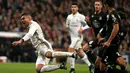 Pemain Real Madrid, Casemiro (kiri) terjatuh saat laga melawan Deportivo La Coruna di Santiago Bernabeu, Minggu (11/12). Menang 3-2, Madrid kini sudah membukukan 35 pertandingan berturut-turut tanpa kekalahan. (REUTERS / Javier Barbancho)