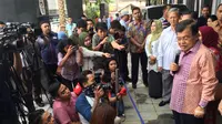 Wakil Presiden Jusuf Kalla ketika menemui wartawan begitu keluar dari Rumah Sakit Cipto Mangunkusumo. (Liputan6.com/Silvanus Alvin)
