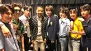 Saat di belakang panggung Billboard Music Awards 2018, John Legend terlihat berfoto bersama dengan BTS. (Foto: twitter.com/johnlegend)