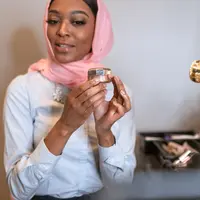 Tak perlu lagi pergi ke mal, kini kamu bisa berbelanja pakaian Lebaran lewat pesan singkat. Simak koleksi pakaian yang tersedia di sini.  | pexels.com/@rodnae-prod